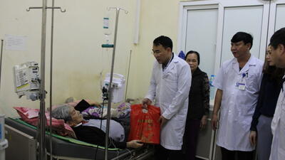 Lãnh đạo huyện thăm và chúc tết CBNV y tế người bệnh tết Kỷ Hợi