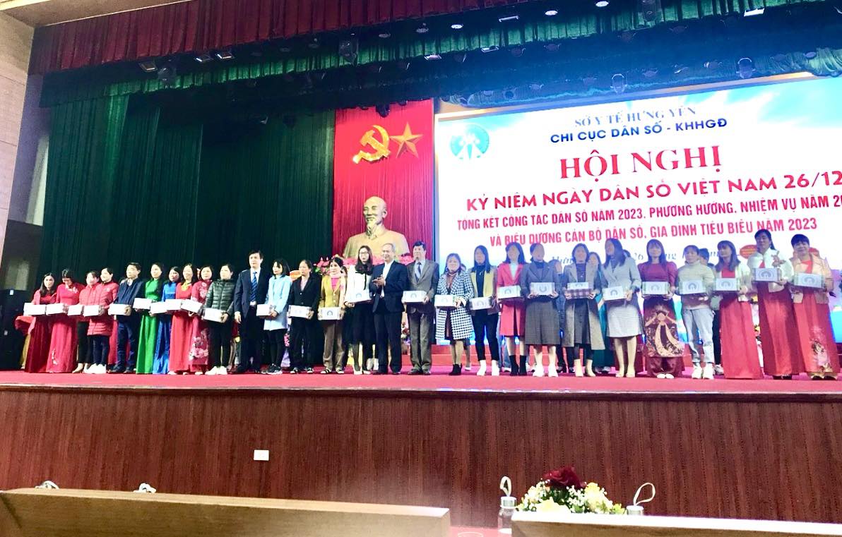 Hội nghị Kỷ niệm ngày Dân số Việt Nam 26/12 Tổng kết công tác dân số năm 2023 , phương hướng nhiệm vụ năm 2024 và biểu dương Cán bộ dân số,gia đình tiêu biểu năm 2023